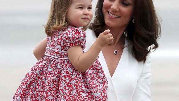 Kate Middleton e princesa Charlotte arrasam no look em viagem à Polônia. Fotos!