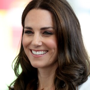 Detalhe do colar usado por Kate Middleton em Varsóvia, na Polônia, em 17 de julho de 2017