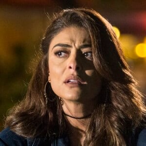 Bibi (Juliana Paes) tem o quarto e a bolsa revistados pela polícia, na novela 'A Força do Querer'. 'E isso aqui? E isso?', questiona policial ao encontrar dinheiro na bolsa dela. Quem antecipa é o colunista de TV Daniel Castro nesta segunda-feira, 17 de julho de 2017