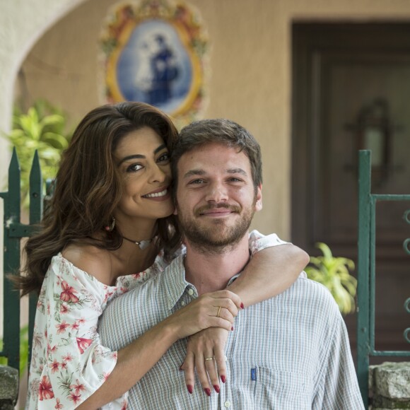 Bibi (Juliana Paes) recebe de Rubinho (Emílio Dantas) parte do dinheiro do tráfico, na novela 'A Força do Querer'. 'Compra umas mobílias', orienta o bandido