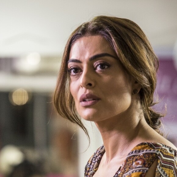 Bibi (Juliana Paes) não convence a polícia em um primeiro momento na novela 'A Força do Querer': 'Moço, eu vendi uma moto, vim receber o dinheiro e acabei ficando pra uma festa!'