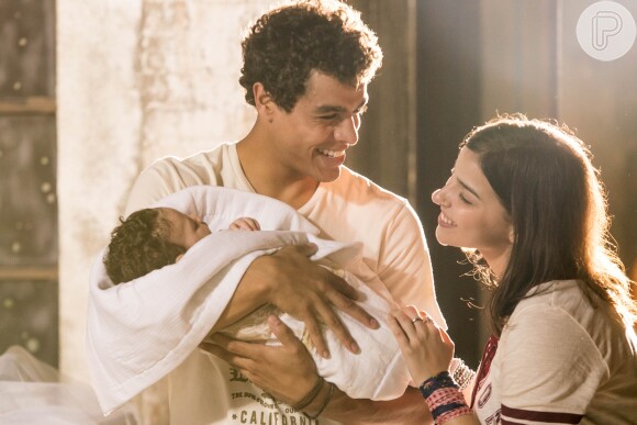 Keyla (Gabriela Medvedovski) vai emocionar Tato (Matheus Abreu) quando disser que Tonico falou 'papai', na novela 'Malhação - Viva a Diferença'