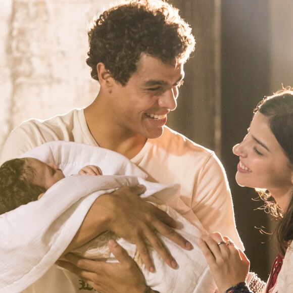 Keyla (Gabriela Medvedovski) vai emocionar Tato (Matheus Abreu) quando disser que Tonico falou 'papai', na novela 'Malhação - Viva a Diferença'