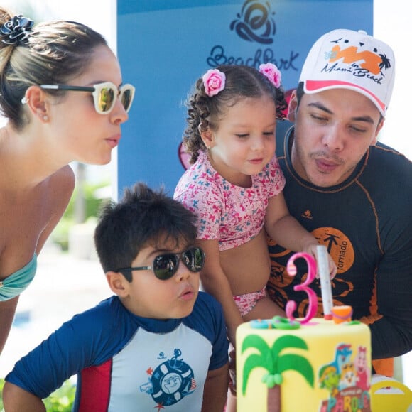 Wesley Safadão comemorou com a família no Beach Park, no Ceará, o aniversário da filha caçula Ysis de 3 anos