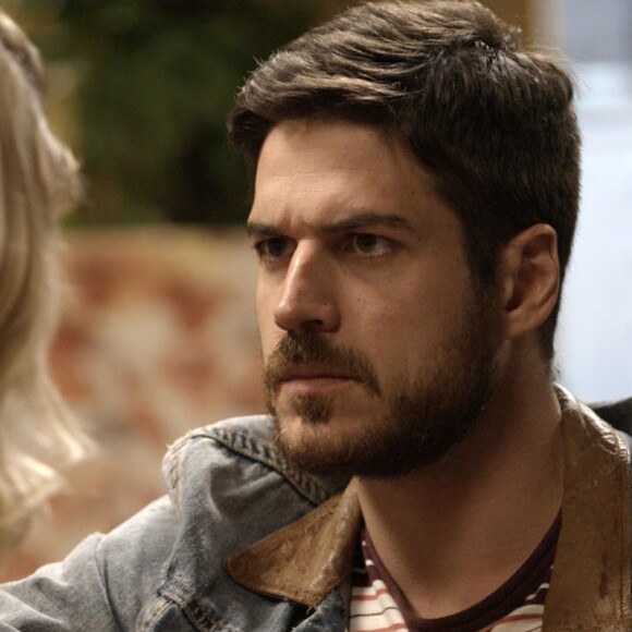 Zeca (Marco Pigossi) não aprova a viagem de Jeiza (Paolla Oliveira) e os dois terminam, na novela 'A Força do Querer'