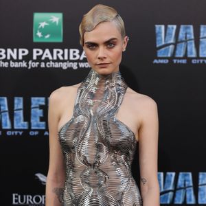 Cara Delevingne se jogou em um visual metálico e futurista para a première do filme 'Valerian and the City of a Thousand Planets', na Califórnia, nesta segunda-feira (17) 