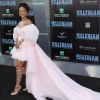 Também no elenco de 'Valerian', Rihanna investiu em um look Giambattista Valli Couture com cauda para a première do longa, na Califórnia, nesta segunda-feira (17) 