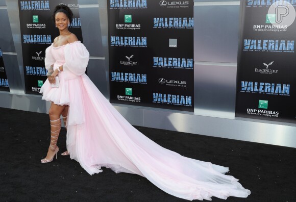 Também no elenco de 'Valerian', Rihanna investiu em um look Giambattista Valli Couture com cauda para a première do longa, na Califórnia, nesta segunda-feira (17) 