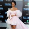 Rihanna usou sandálias Manolo Blahnik amarradas na perna para a première do filme 'Valerian and the City of a Thousand Planets' , na Califórnia, nesta segunda-feira (17) 