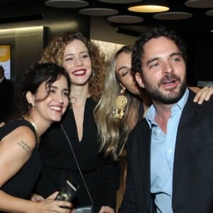 Leandra Leal e o elenco do longa 'Love Film Festival' fizeram a tradicional selfie