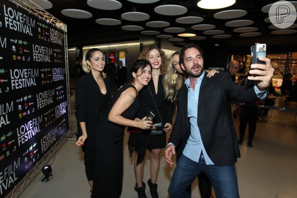 Leandra Leal e o elenco do longa 'Love Film Festival' fizeram a tradicional selfie