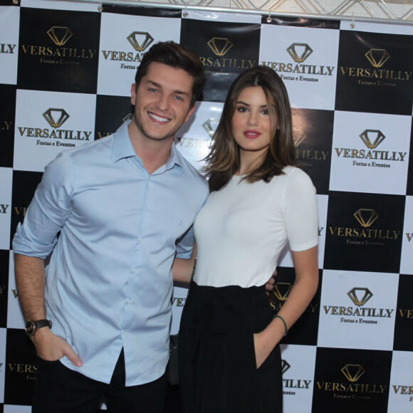 Camila Queiroz, noiva de Klebber Toledo, foi pedida em casamento antes do aniversário do casal