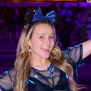 Larissa Manoela também dividiu opiniões ao usar blusa transparente na Disney