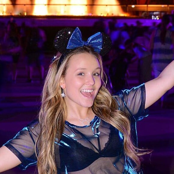 Larissa Manoela também dividiu opiniões ao usar blusa transparente na Disney