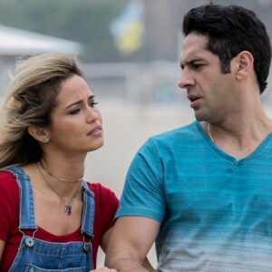 Sandra Helena (Nanda Costa) se desentende com Agnaldo (João Baldasserini) e fica chateada com o namorado, na novela 'Pega Pega'