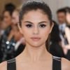 Selena Gomez revelou em entrevista para a revista Vogue Brasil que um segredo de beleza para que a sua maquiagem fique impecável é misturar a base com creme hidratante para deixá-a leve e apenas em uma camada