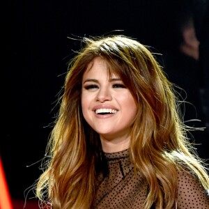 Selena Gomez adora apostar em lábios com batons nudes e olhos destacados na maquiagem