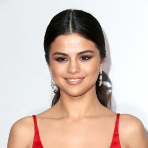 O gloss labial nude de Selena Gomez usado no clipe de 'Fetish' deixou o look da cantora romântico e jovial