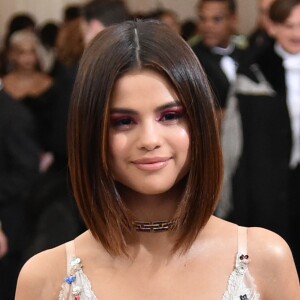 O gloss labial 'Enamored Hi Shine Lip Lacquer', da marca Marc Jacobs na cor French Tickler 316, usado por Selena Gomez no clipe de 'Fetish' é tendência fashion em 2017