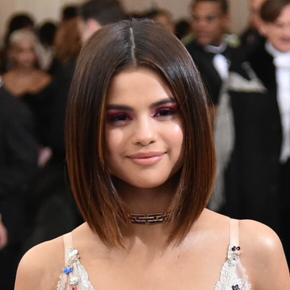 O gloss labial 'Enamored Hi Shine Lip Lacquer', da marca Marc Jacobs na cor French Tickler 316, usado por Selena Gomez no clipe de 'Fetish' é tendência fashion em 2017