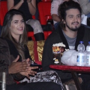 Luan Santana e Jade Magalhães se divertiram com os humoristas do circo na noite desta terça-feira, 18 de julho de 2017