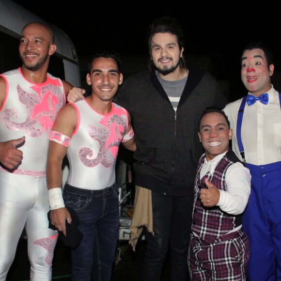 Luan Santana posa com circenses após espetáculo Las Vegas, na Barra da Tijuca, Zona Oeste do Rio de Janeiro, na noite desta terça-feira, 18 de julho de 2017