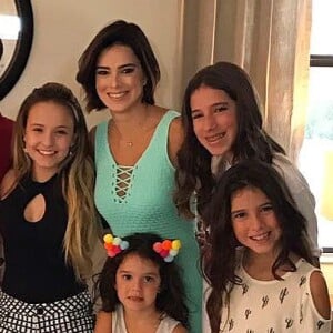 Larissa Manoela descobriu ser vizinha de Rodrigo Faro e posou ao lado da família do apresentador: a mãe, Vera, o irmão, Danilo, a mulher, Vera, e as filhas, Clara, Maria e Helena