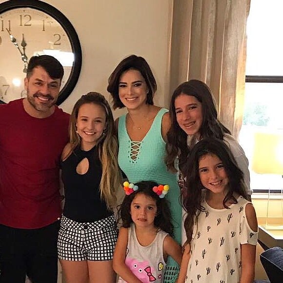 Larissa Manoela descobriu ser vizinha de Rodrigo Faro e posou ao lado da família do apresentador: a mãe, Vera, o irmão, Danilo, a mulher, Vera, e as filhas, Clara, Maria e Helena