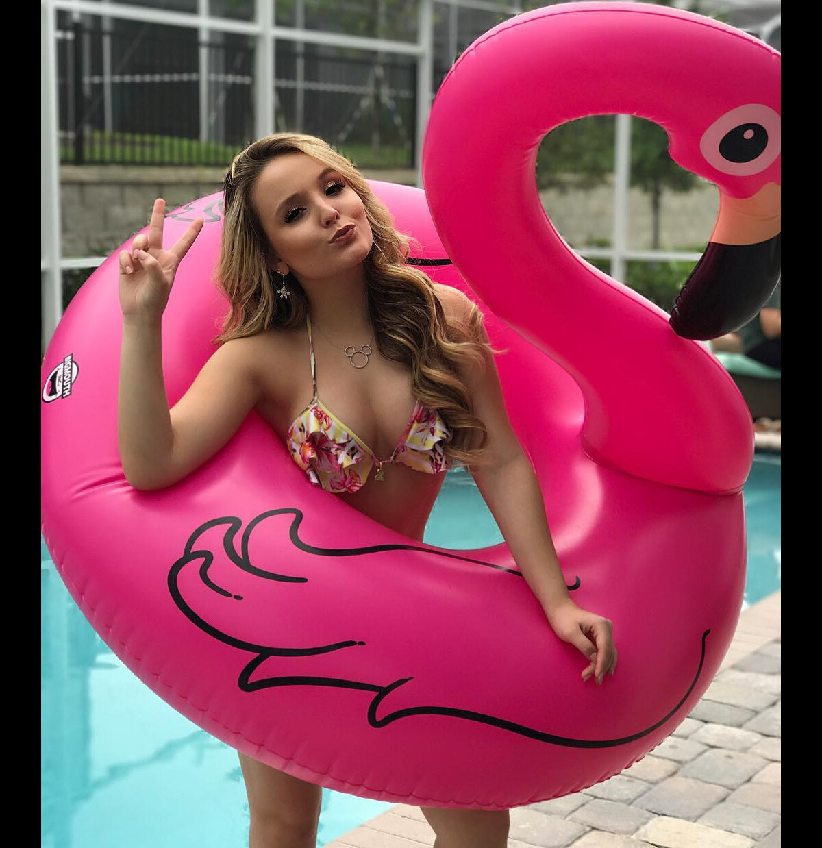 Foto: Larissa Manoela dividiu opiniões ao posar de biquíni. Alguns fãs  apontaram que ela teria colocado silicone nos seios, fato negado pela atriz  - Purepeople