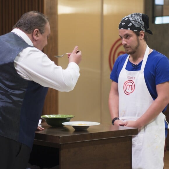 Os jurados elogiaram Vitor B. durante a eliminação do 'MasterChef'