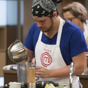 Vitor B. se atrapalhou no 'MasterChef' e entregou um prato pela metade