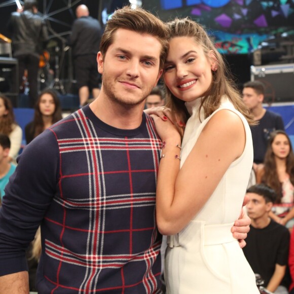 Camila Queiroz gosta de trocar dicas de estilo com Klebber Toledo na hora de se arrumar