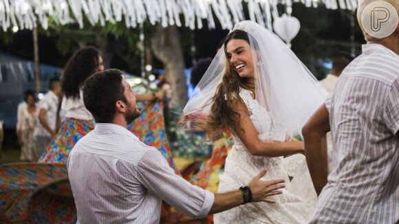 Ritinha (Isis Valverde) e Zeca (Marco Pigossi) se casaram, na novela 'A Força do Querer'
