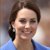 Kate Middleton usou joias Kiki McDonough para desembarcar em Berlim, na Alemanha, nesta quarta-feira, em 19 de julho de 2017
