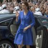Kate Middleton apostou em sobretudo Catherine Walker & Co. e clutch Jimmy Choo em viagem a Berlim, na Alemanha, nesta quarta-feira, 19 de julho de 2017