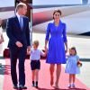 Família Real britânica apostou em looks azuis para desembarcar em Berlim, na Alemanha, nesta quarta-feira, em 19 de julho de 2017