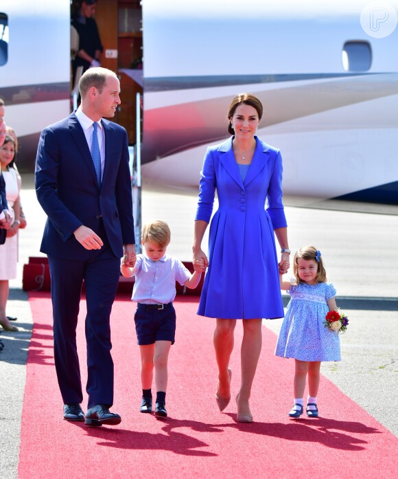 Família Real britânica apostou em looks azuis para desembarcar em Berlim, na Alemanha, nesta quarta-feira, em 19 de julho de 2017