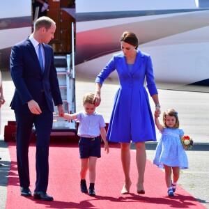 George manteve o rosto para baixo e ganhou um carinho da mãe, Kate Middleton, ao descer do avião em Berlim, na Alemanha, nesta quarta-feira, em 19 de julho de 2017