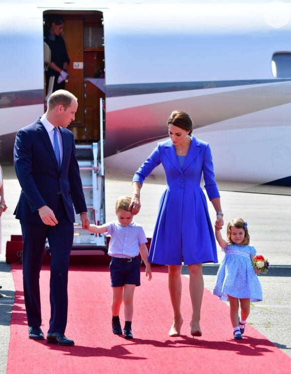 George manteve o rosto para baixo e ganhou um carinho da mãe, Kate Middleton, ao descer do avião em Berlim, na Alemanha, nesta quarta-feira, em 19 de julho de 2017