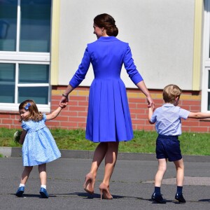 Kate Middleton combinou o sobretudo azul com os looks do marido, príncipe William, e dos filhos, Charlotte e Geroge