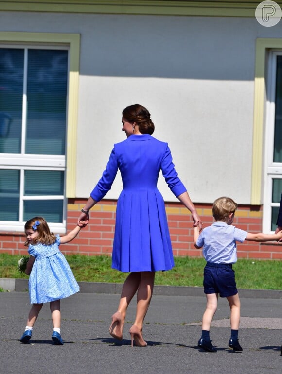 Kate Middleton combinou o sobretudo azul com os looks do marido, príncipe William, e dos filhos, Charlotte e Geroge