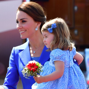De vestido floral e laço no cabelo, Charlotte esbanjou fofura no colo de Kate Middleton ao chegar em Berlim, na Alemanha, nesta quarta-feira, em 19 de julho de 2017