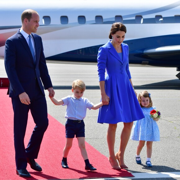 William, George, Kate Middleton e Charlotte estão fazendo a segunda viagem oficial da família