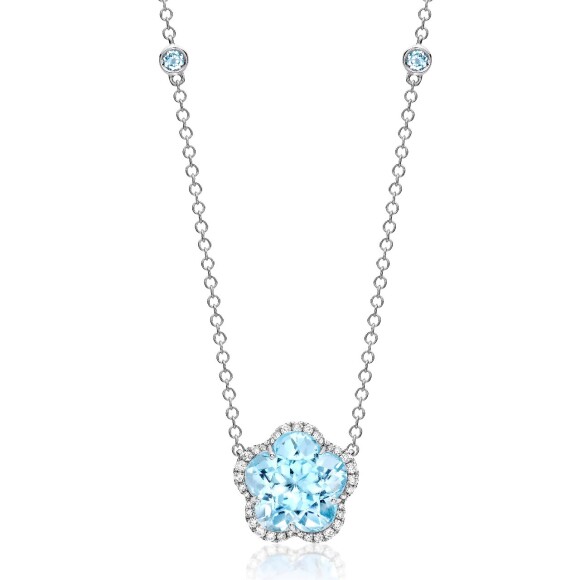 Kate Middleton ainda escolheu um colar Kiki McDonough de topázio azul em forma de flor com ouro branco, que custa aproximadamente R$ 4.796
