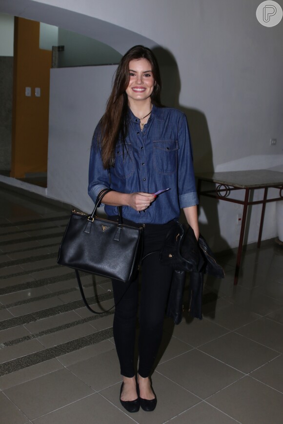 Camila Queiroz costuma ser fotografada com alguma peça jeans sempre apostando num visual leve e charmoso