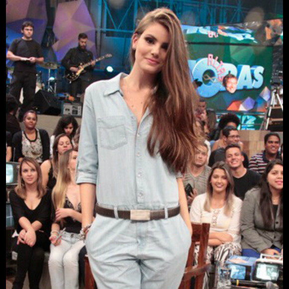 Camila Queiroz escolheu um macacão jeans da Renner para ir ao programa 'Altas Horas' com cinto Shoulder e scarpins My Shoes