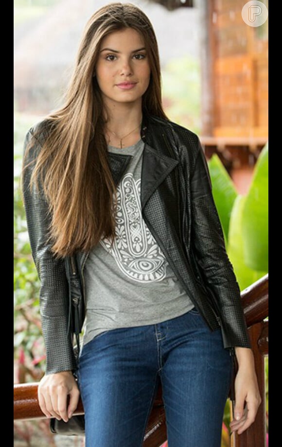 Camila Queiroz aposta no jeans em várias combinações de look, como na ocasião em que apostou numa camiseta com uma jaqueta de couro