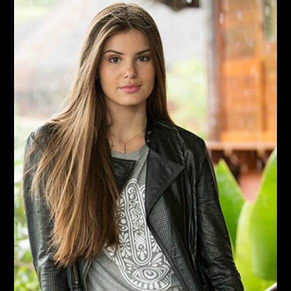 Camila Queiroz aposta no jeans em várias combinações de look, como na ocasião em que apostou numa camiseta com uma jaqueta de couro