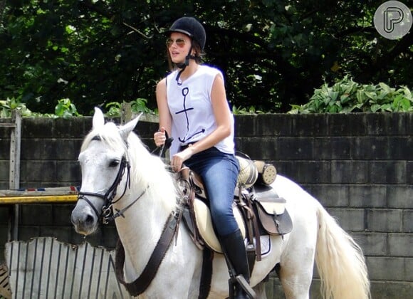 A atriz Camila Queiroz apostou no conforto da calça jeans para aulas de equitação quando se preparava para a novela 'Êta Mundo Bom'