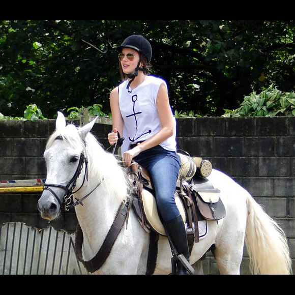 A atriz Camila Queiroz apostou no conforto da calça jeans para aulas de equitação quando se preparava para a novela 'Êta Mundo Bom'